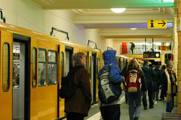 Berlin  Deutschland  Menschen am U-Bahnhof Friedrichstrasse