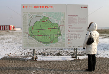 Berlin  Deutschland  Frau steht an einer Informationstafel im Tempelhofer Park