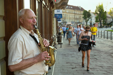 Lemberg  Polen  Saxophon-Spieler am Mickiewicz Platz im Stadtzentrum