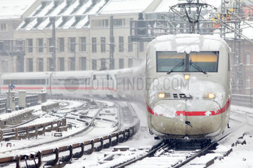 Berlin  Deutschland  ICE und schneebedeckte Gleise in Berlin-Tiergarten