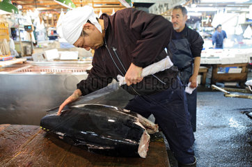 Tokio  Japan  Mann zerschneidet einen Tunfisch auf dem Tsukiji-Fischmarkt