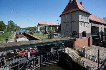 Berlin  Deutschland  Binnenschiff in der Schleuse Kleinmachnow am Teltowkanal