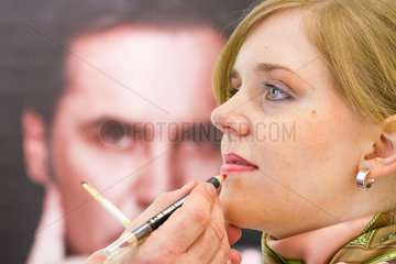 Berlin  Deutschland  Starvisagist Marco Mannozzi schminkt eine junge Frau