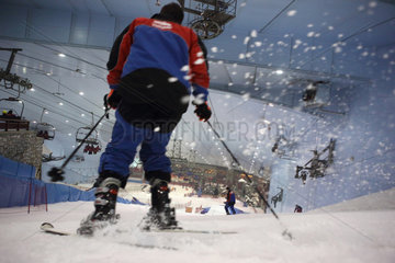 Dubai  Vereinigte Arabische Emirate  Skifahrer in der Indoorskihalle Ski Dubai