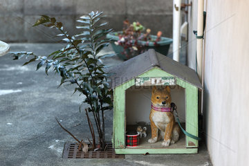 Kamakura  Japan  kuenstlicher Hund in einer Hundehuette