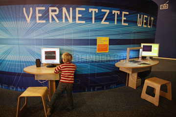 Berlin  Deutschland  Kind steht an einem Computermonitor in der Alexa Kindercity