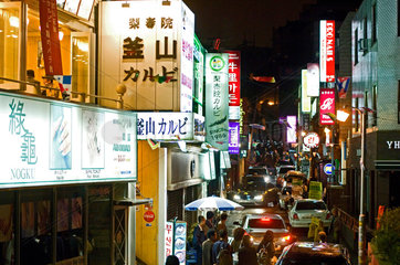 Seoul  Suedkorea  Naechtliche Strassenszene in Itaewon