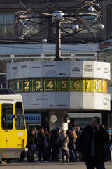 Berlin  Deutschland  Tram und Passanten an der Urania-Weltzeituhr am Alexanderplatz