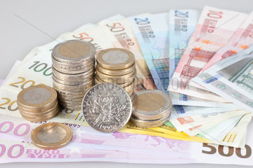 Berlin  Deutschland  Euroscheine  Euromuenzen und ehemalige 5-Franc-Muenze
