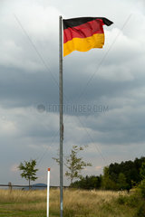 Rasdorf  Deutschland  Deutschlandfahne auf dem Gelaende der Gedenkstaette Point Alpha