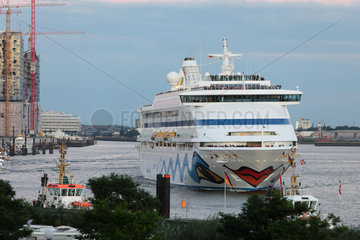 Hamburg  Deutschland  das Passagierschiff AIDAaura laeuft aus dem Hafen aus