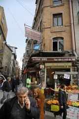 Istanbul  Tuerkei  eine Gasse im Stadtteil Galata