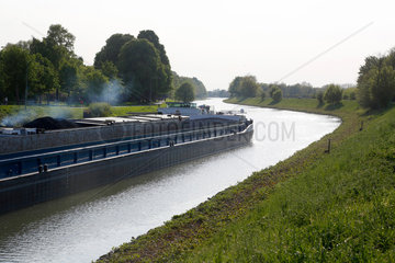 Hamm  Deutschland  Frachtschiff auf dem Datteln-Hamm-Kanal