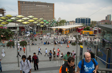 London  Grossbritannien  Blick auf einen Platz im Stadtteil Stratford im Londoner East End