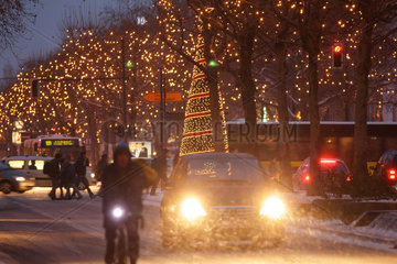 Berlin  Deutschland  Strassenverkehr und Weihnachtsdekoration auf dem Kurfuerstendamm