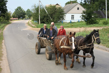 Ginawiczy  Weissrussland  polnischstaemmige Bauernfamilie auf einem Pferdefuhrwerk