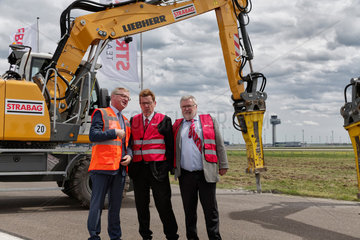 Schoenefeld  Deutschland  Pressetermin zum Start der Sanierungsarbeiten der Start- und Landebahn am Flughafen Berlin Brandenburg