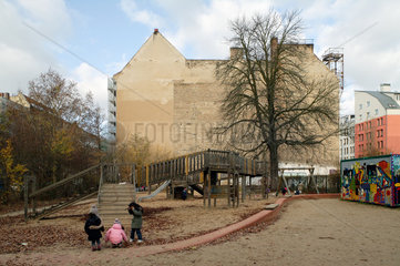 Berlin  Deutschland  Kinder spielen auf einem Spaielplatz in Moabit