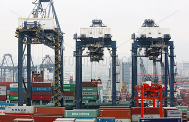 Hong Kong  China  Containerschiff im Hongkong International Terminal  Container Hafen