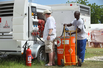 Carrefour  Haiti  Techniker beim Betanken eines Dieselaggregates