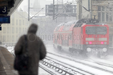 Berlin  Deutschland  Regionalzug und schneebedeckte Gleise in Berlin-Tiergarten