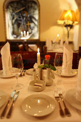 Karlsbad  Tschechische Republik  ein eingedeckter Tisch im Restaurant des Embassy