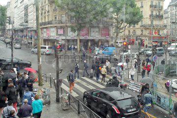 Paris  Frankreich  belebte Strassenkreuzung bei Regen