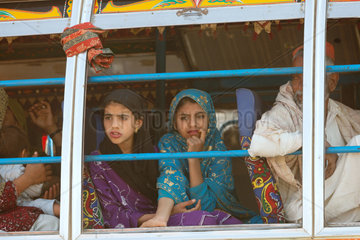 Jaffarabad  Pakistan  Menschen in einem Bus