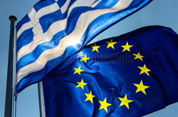 Berlin  Deutschland  Europaflagge und Flagge Griechenlands wehen im Wind