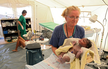 Carrefour  Haiti  Hebamme mit Neugeborenem in der Mutter-Kind-Station