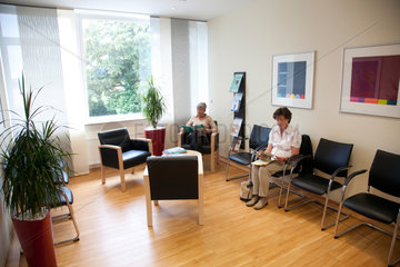 Essen  Deutschland  Patienten warten im Wartezimmer