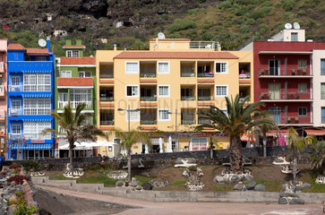 Puerto de Tazacorte  Spanien  Stadtansicht mit Apartmenthaeusern