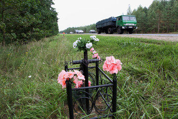 Gomel  Weissrussland  ein Kreuz gedenkt am Strassenrand an einen Verkehrstoten