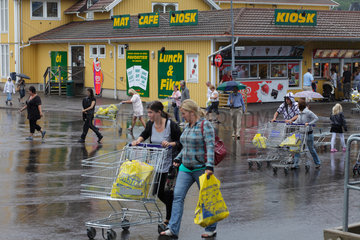 Ullared  Schweden  Kunden mit Einkaufswagen vor dem Einkaufzentrum