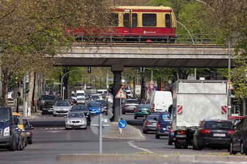 Berlin  Deutschland  Strassenverkehr in der Paulstrasse