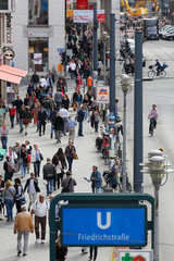 Berlin  Deutschland  Passanten auf dem Gehweg am Bahnhof Friedrichstrasse