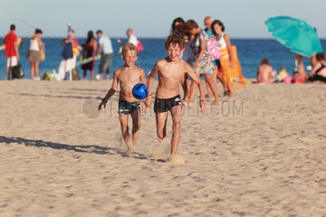 Santa Margherita di Pula  Italien  Jungen spielen Fussball am Strand