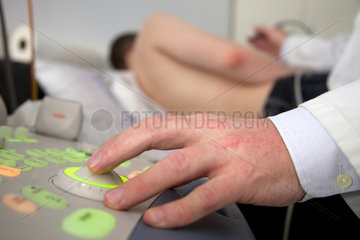 Essen  Deutschland  Ultraschalluntersuchung bei einem Patienten