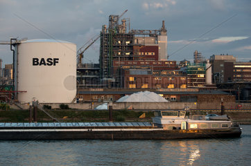 Ludwigshafen  Deutschland  BASF Stammwerk am Rhein bei Sonnenaufgang