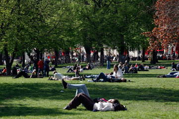 Berlin  Deutschland  Menschen liegen im Monbijoupark