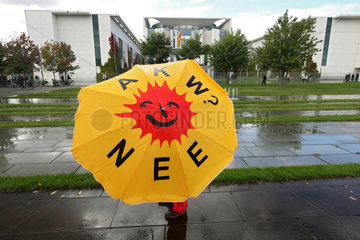 Berlin  Deutschland  gelber Regenschirm vor dem Kanzleramt mit der Aufschrift AKW NEE