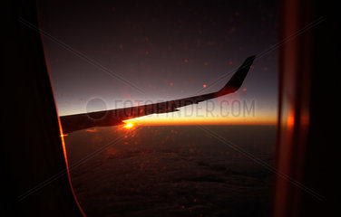 Paris  Frankreich  Blick aus einem Flugzeug waehrend des Sonnenaufgangs