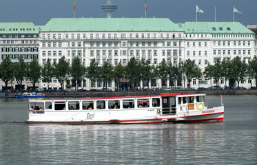 Hamburg  Binnenalster  Hotel Vier Jahreszeiten  Alsterschiff