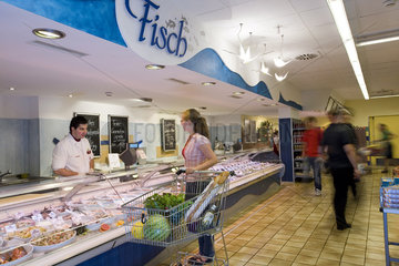 Fischtheke im Supermarkt