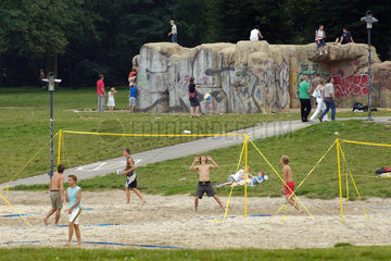 Berlin  Deutschland  Jugendliche spielen Beachvolleyball