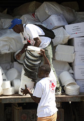 Leogane  Haiti  Ehrenamtliche bei einer Hilfsgueter-Verteilung fuer Erdbebenopfer