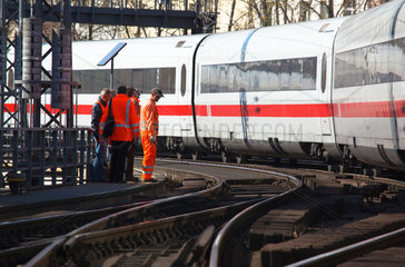 Berlin  Deutschland  Techniker fuer die Allgemeine Eisenbahnsicherung an Schienen