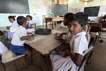 Navatkerny  Sri Lanka  Kinder beim Mittagessen in der Schule