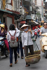 Hanoi  Vietnam  Mopedfahrer und Fussgaenger auf der Strasse
