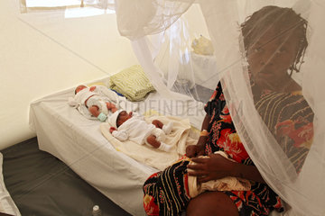 Carrefour  Haiti  Mutter mit ihren neugeborenen Zwillingen im Patientenzelt